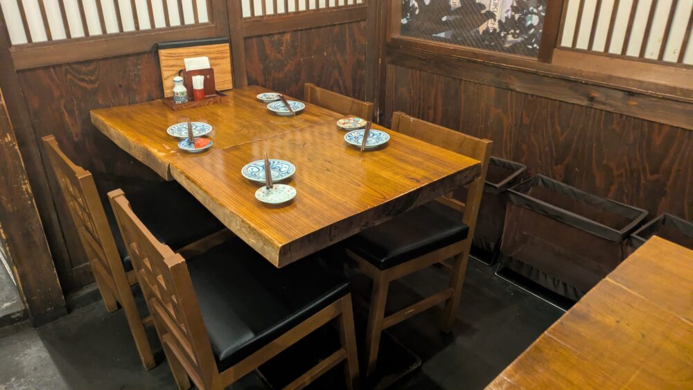 大和屋音次郎のテーブル席