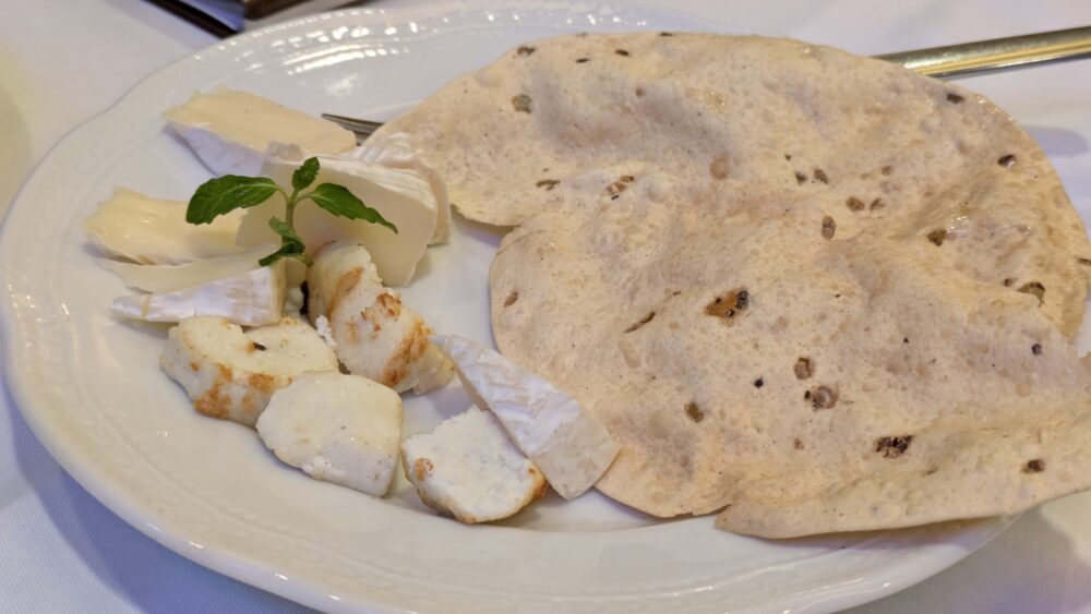 インディアンレストラン西麻布byKENBOKKEのチーズ