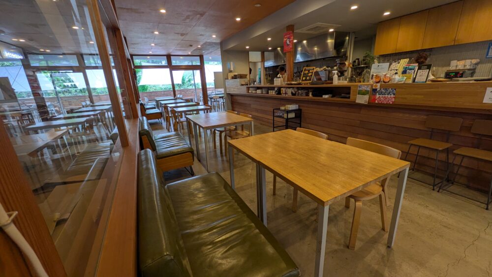 高尾山ベースキャンプカフェバーの店内