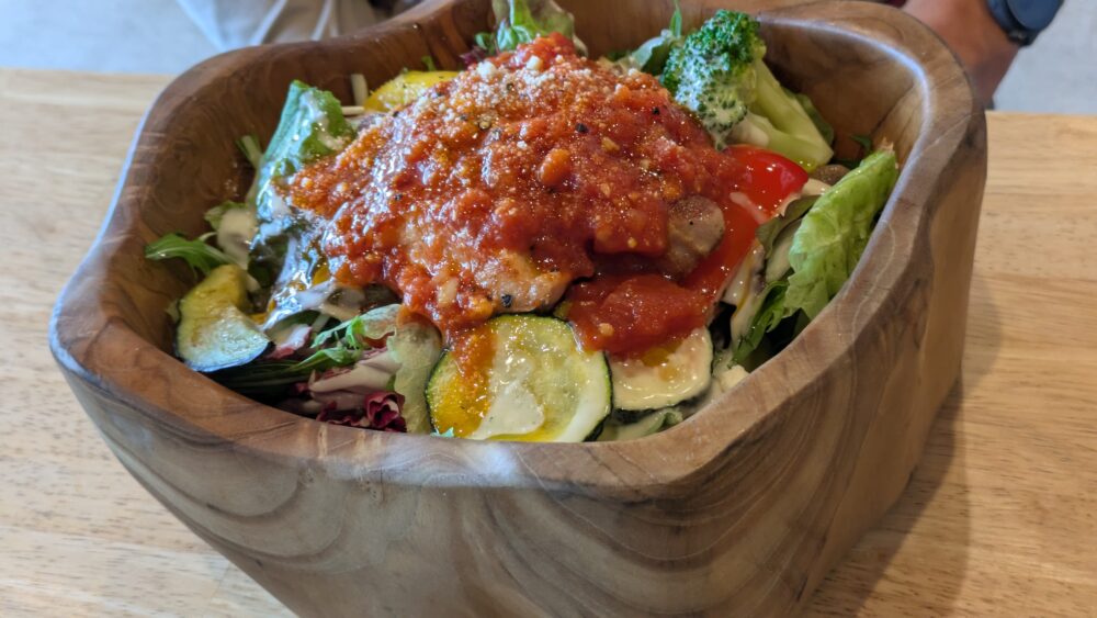 高尾山ベースキャンプカフェバーのグリルチキンサラダ