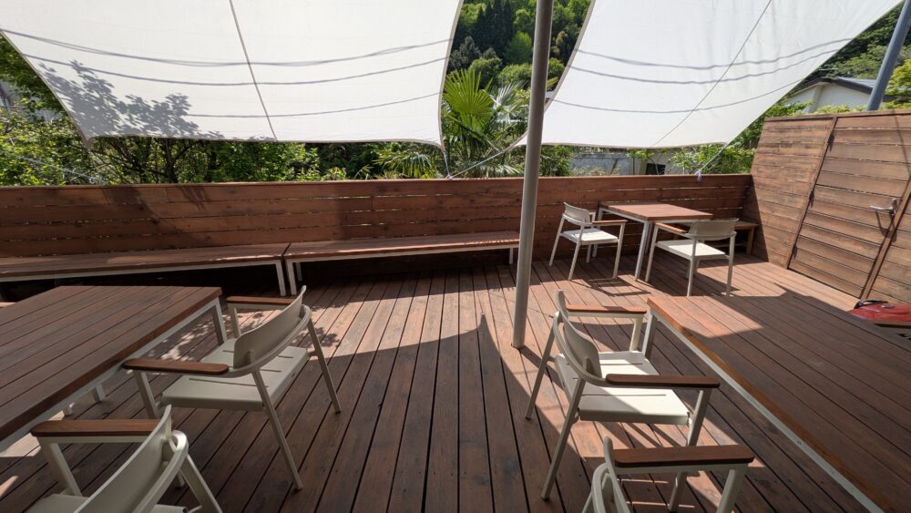 高尾山ベースキャンプカフェバーのテラス席