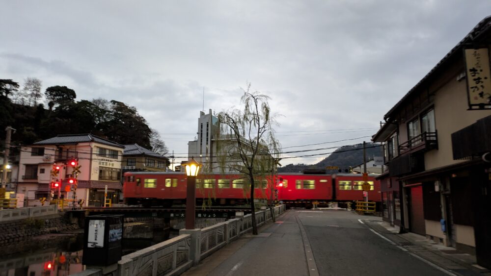 早朝の城崎温泉の始発列車