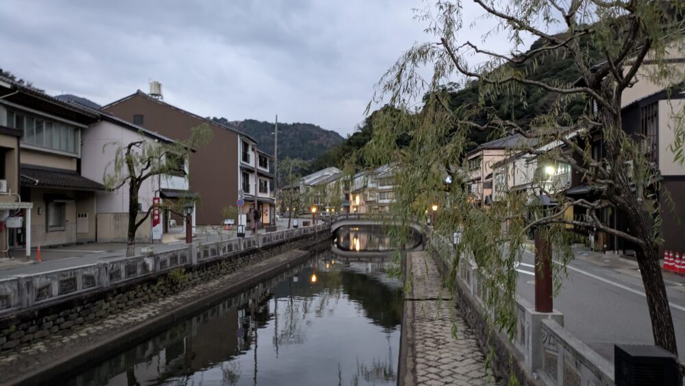 早朝の城崎温泉の街並み