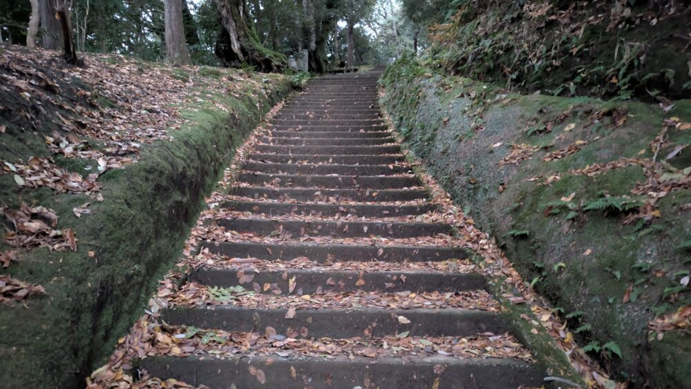 早朝の城崎温泉の温泉寺の階段