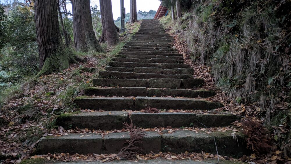 早朝の城崎温泉の温泉寺の参道