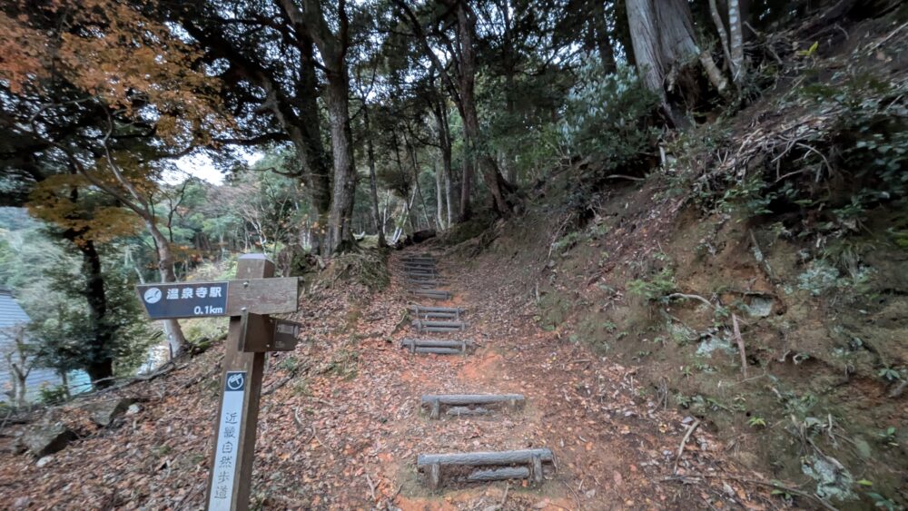 早朝の城崎温泉の温泉寺を上る