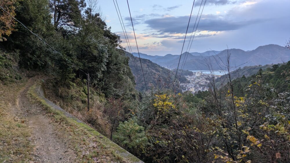 早朝の城崎温泉の温泉寺の下りルートをすすむ