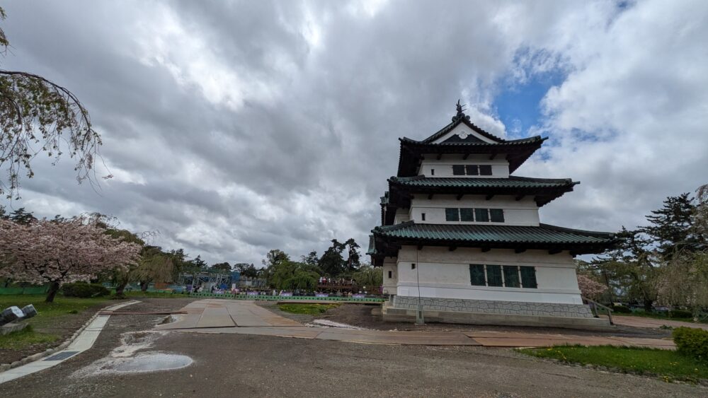 弘前城は工事中