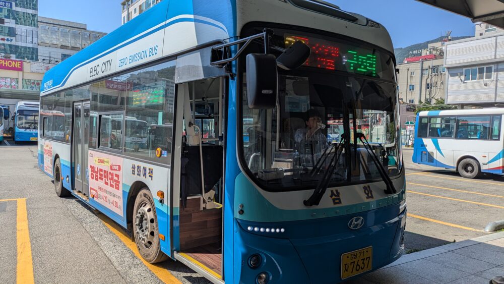 古県バスターミナルでバスが到着
