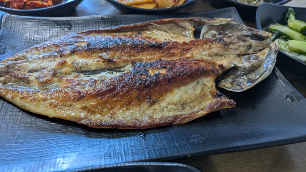 「ジニの店（ジニネ食堂／진이네식당）」の焼き鯖