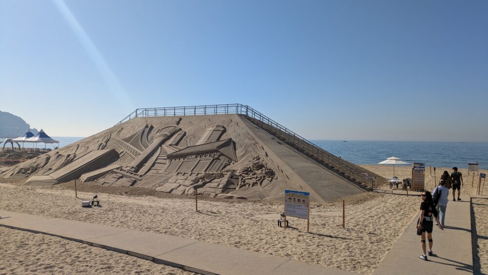 海雲台砂祭りでは登ることが出来る砂もあります。