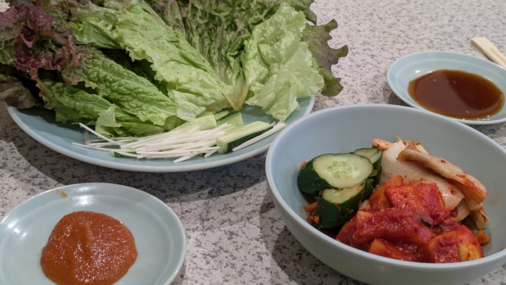 照月苑のサンチュとキムチ盛り合わせ