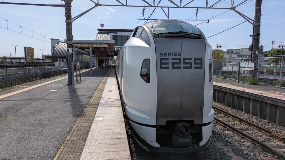 特急しおさいが八街駅に停車