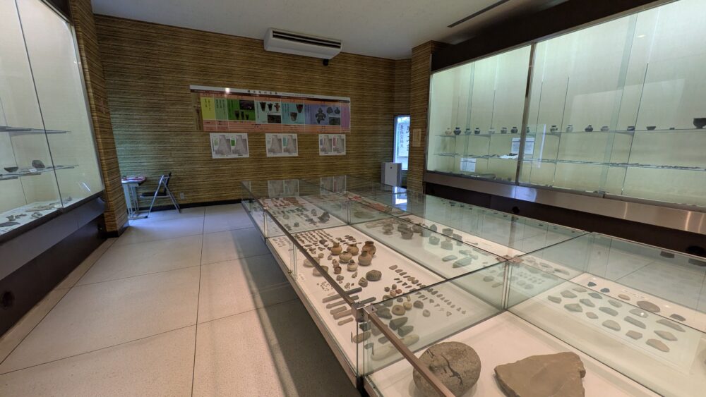 木造亀ヶ岡考古資料室の展示室