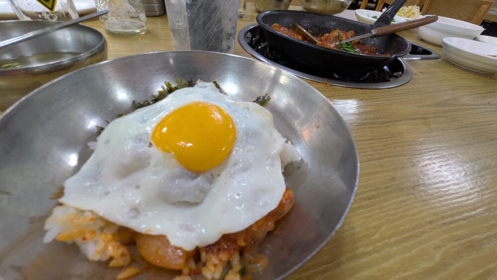 五六島ナッチポックンのナッコプセの目玉焼き乗せ