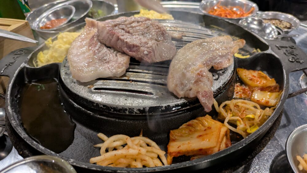 海雲台のオバンジャンのサムギョプサルとトントロを焼く時に野菜も一緒に