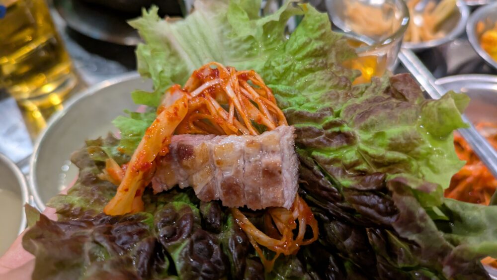 海雲台のオバンジャンのお肉をサンチュに巻いて食べます