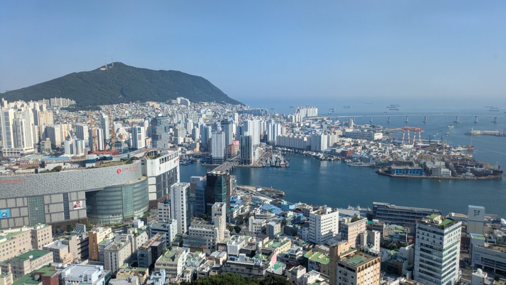 釜山タワーの港方面