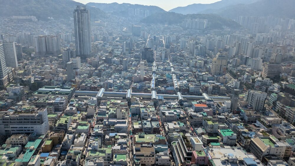 釜山タワーから国際市場を見る