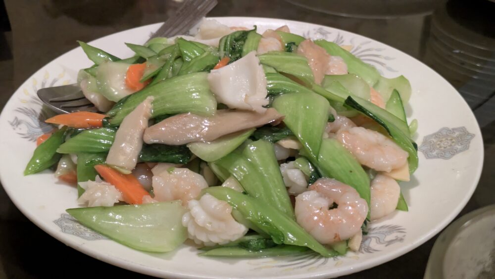 東海飯店大門本店のえびとイカの季節野菜炒め