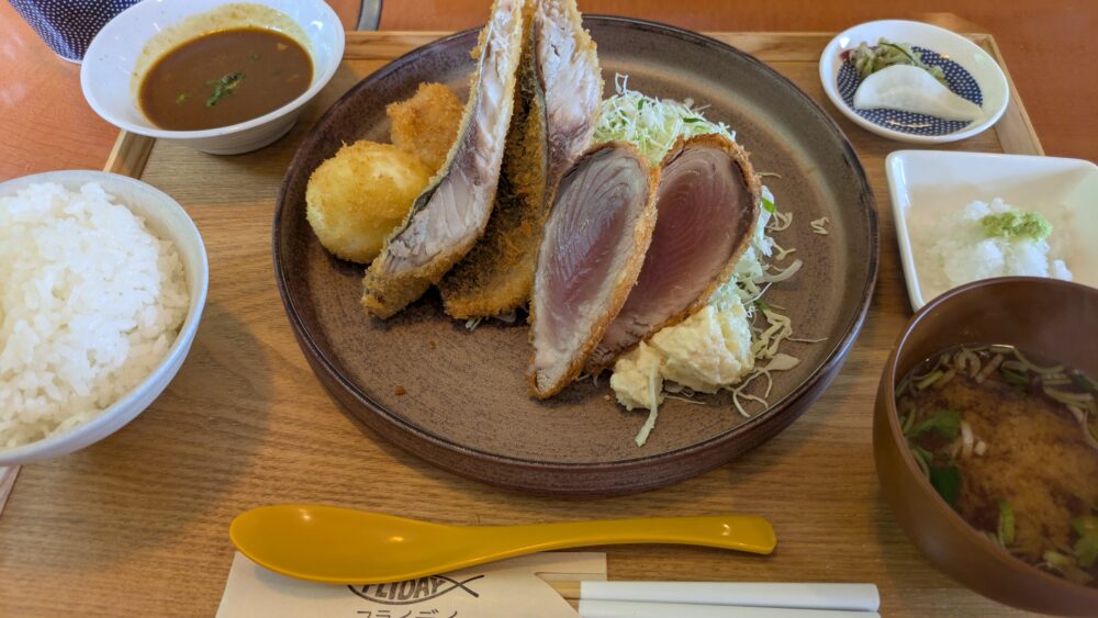 フライデイのアジとハガツオ2種盛り定食