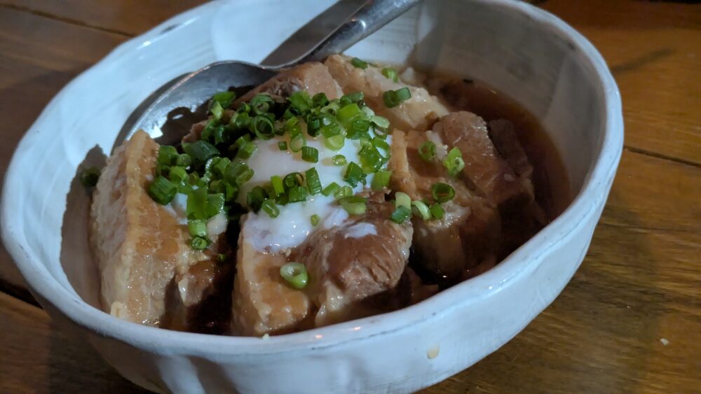 魚バカ一代新橋店の温玉豚角煮