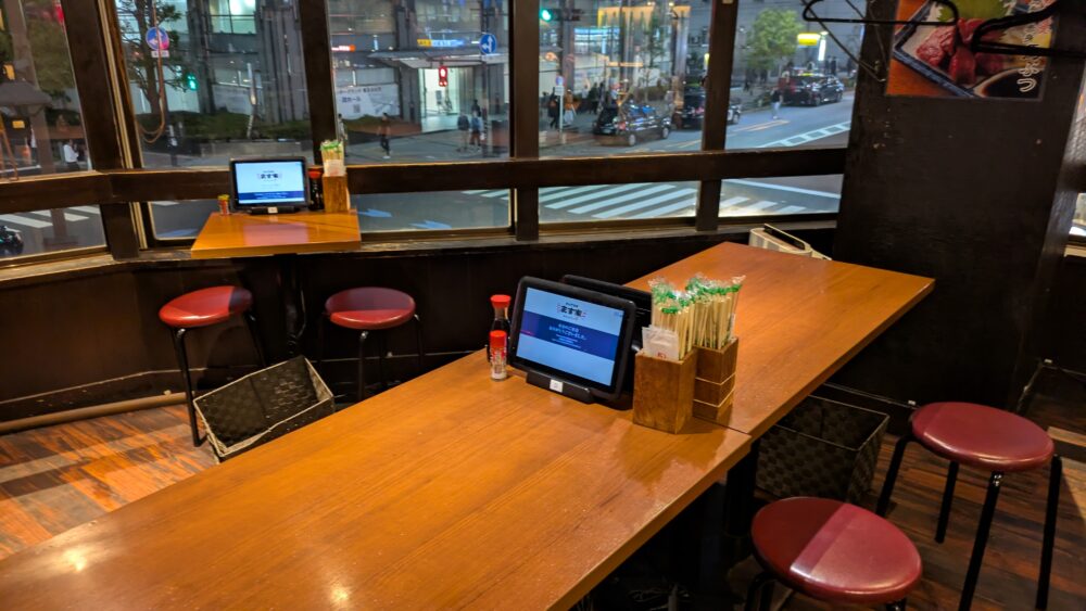 ます家芝大門店のテーブル席