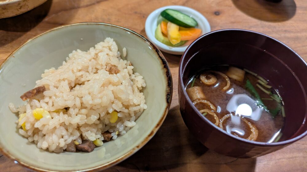 基別邸古楽庵の炊き込みご飯と赤だし