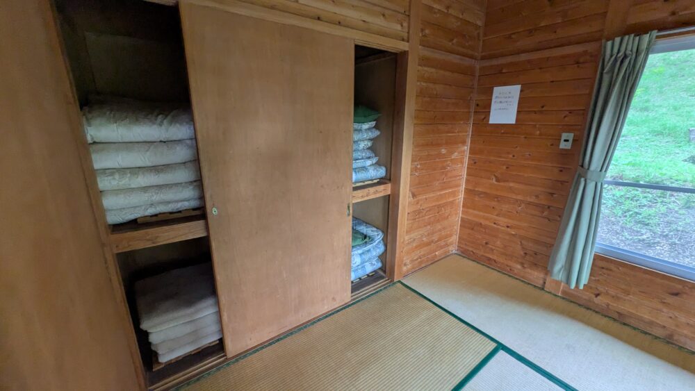 乙女森林公園第一キャンプ場のバンガローの布団