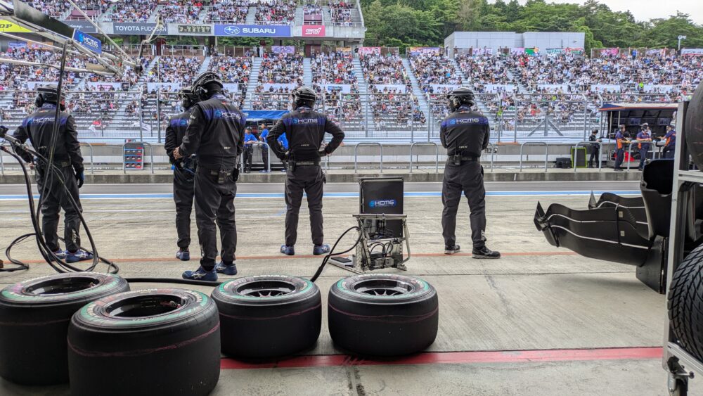 KCMGタイヤ交換スタッフ