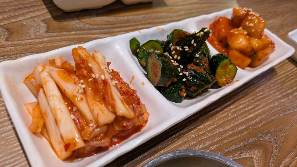 韓国料理ホンデポチャのキムチ盛り合わせ