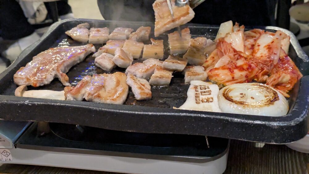 韓国料理ホンデポチャのサムギョプサルはお店の方が焼いてくれます