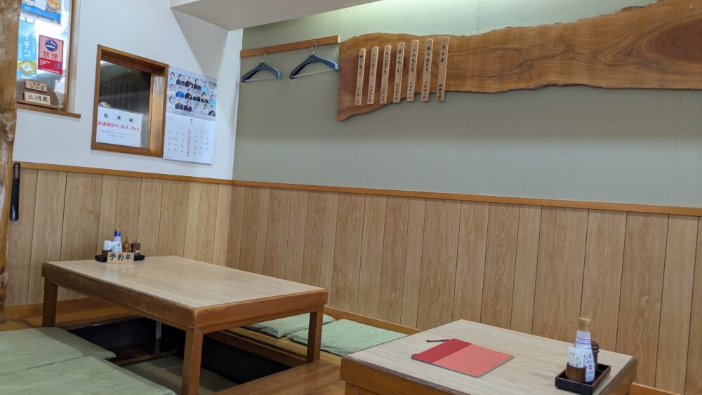うなぎ前むらの小上がり席