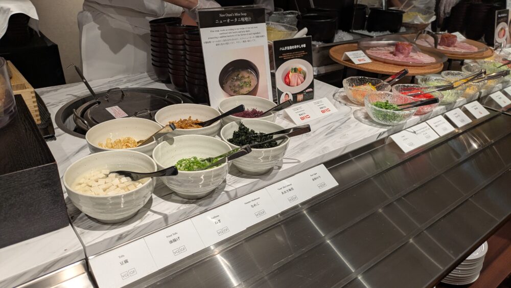 ニューオータニSATSUKIの最強の朝食のおにぎりと冷やし中華