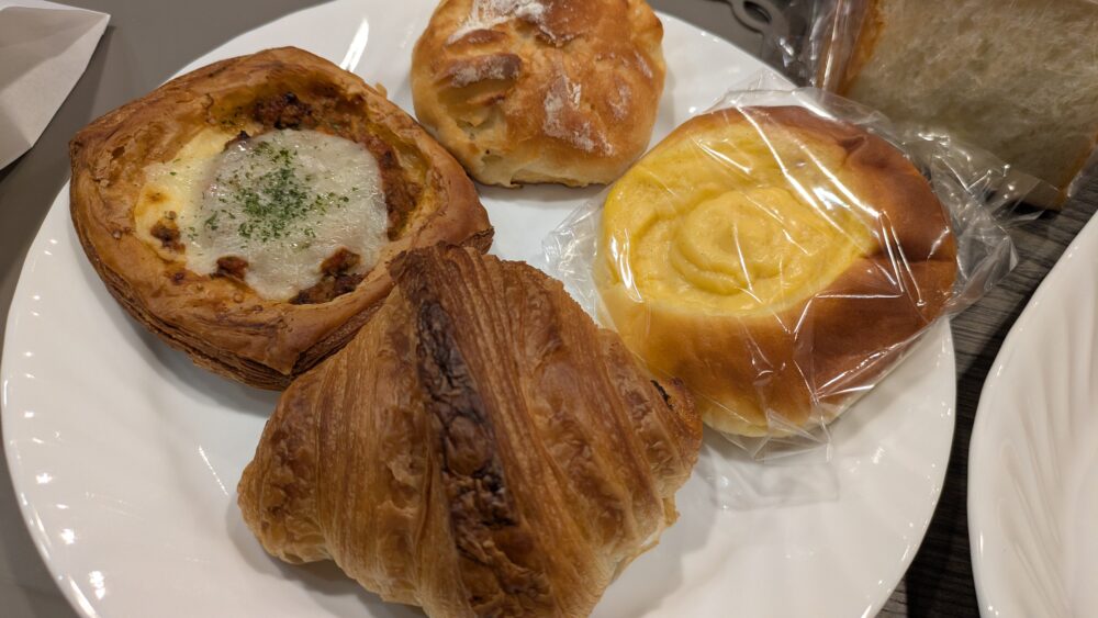 カモベイクハウスのパン