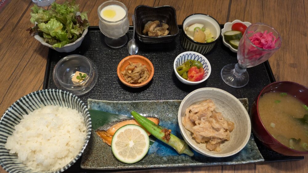 糀屋の日替わり腸活御膳ドリンク付き