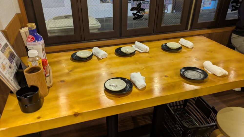 やきとり三吉神田北口店のテーブル席