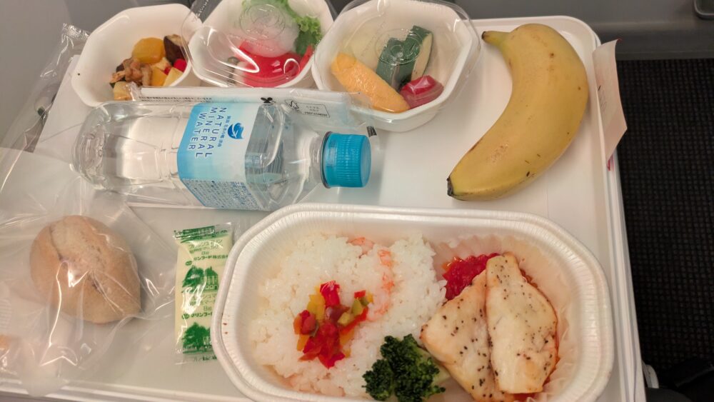 JALの機内食のシーフードの食事