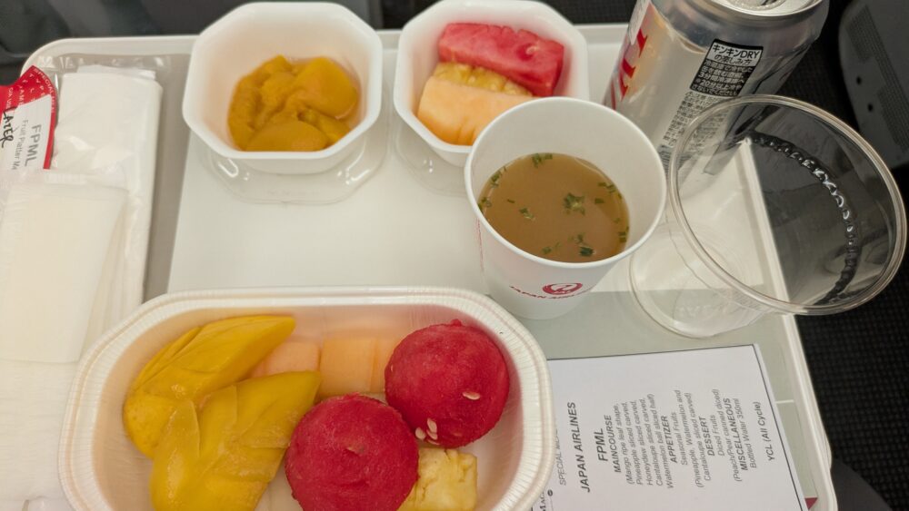 JALの機内食のフルーツ中心の食事