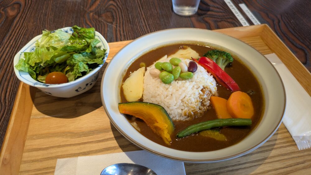 一言堂のカレーサラダ付き