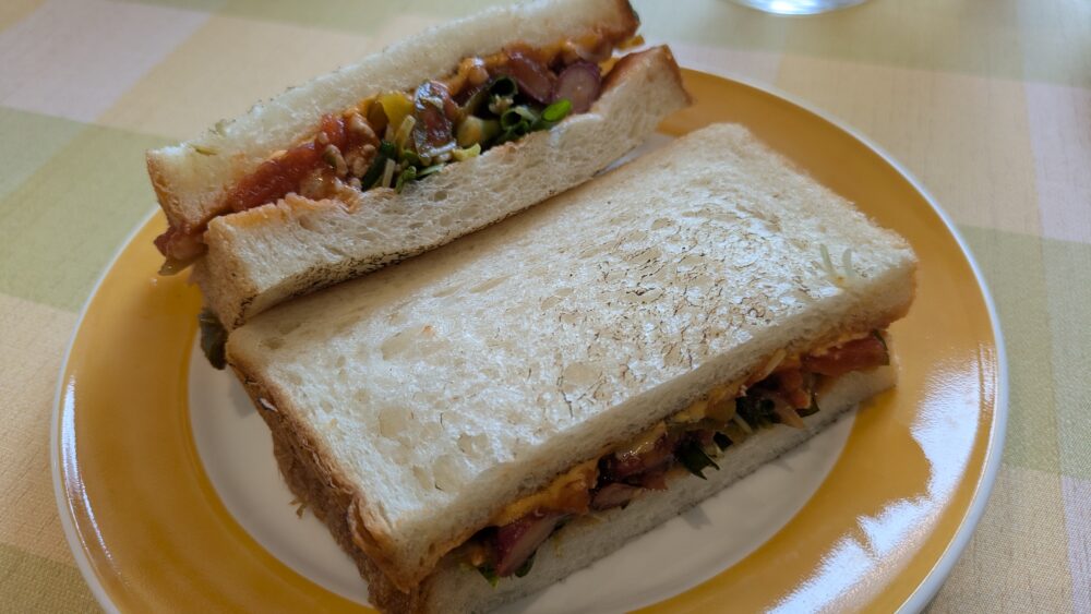 らいおんカフェの自家製チリビーンズ&チーズのサンド