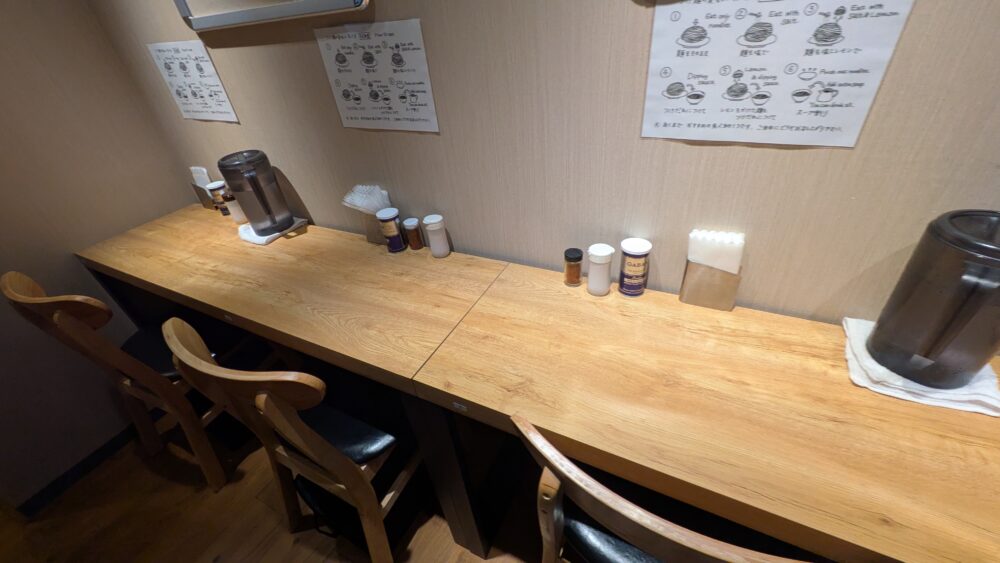 昆布水つけ麺MenZoのカウンター