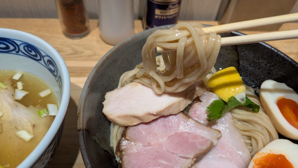 昆布水つけ麺MenZoのつけ麺の麺