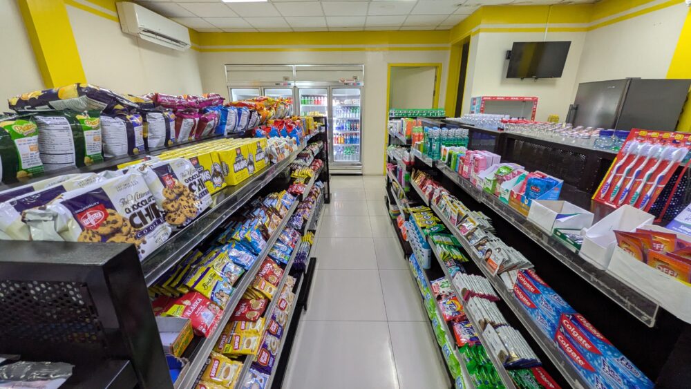 アストリアパラワンのコンビニの店内