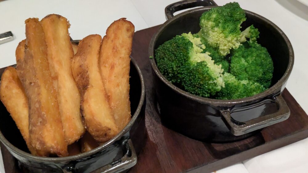 クルーステーキハウスのポテトとブロッコリー