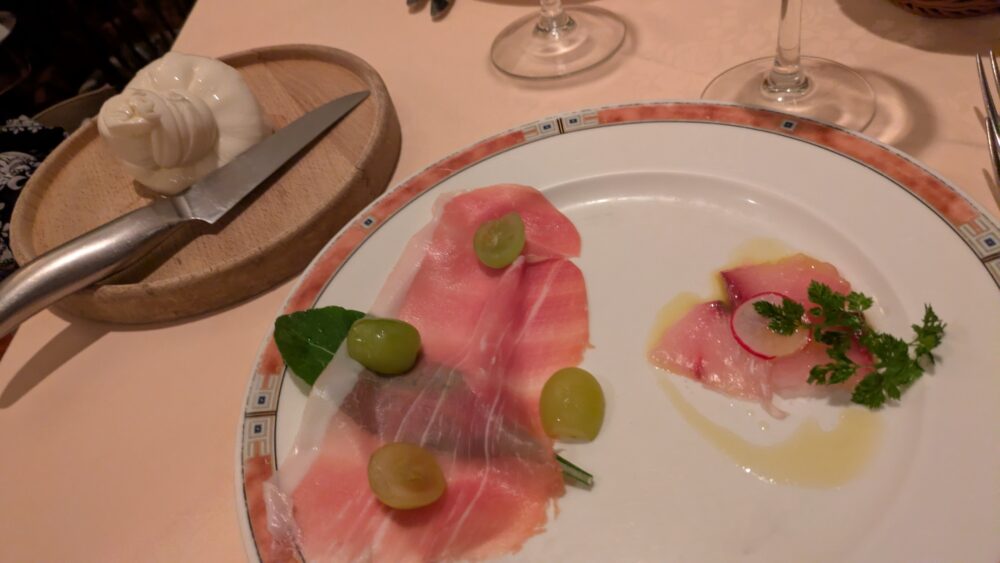 エリオロカンダイタリアーナの生ハムとワラサのカルパッチョ