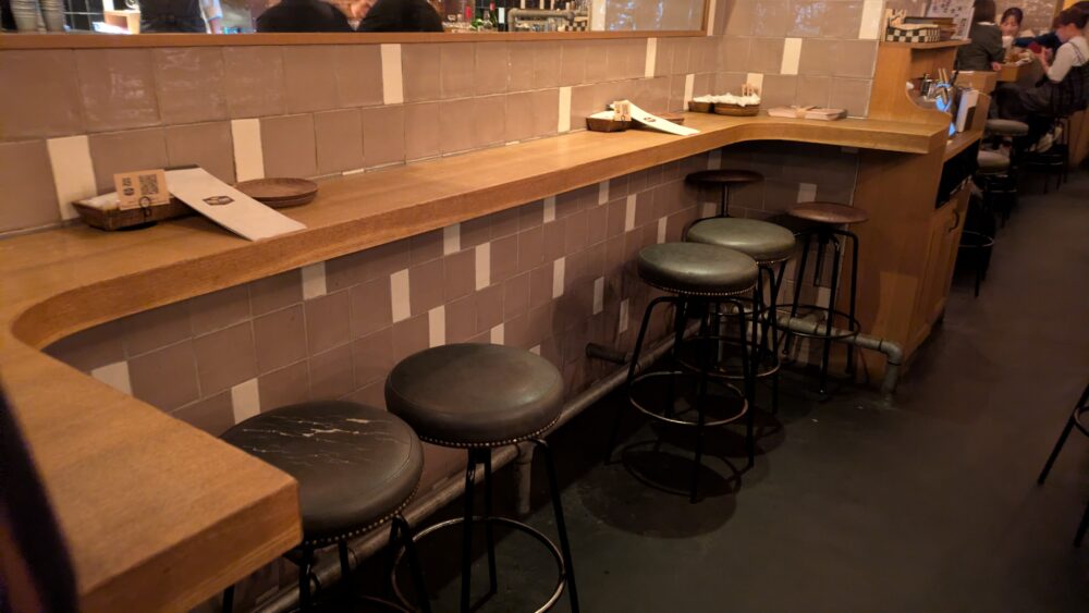 YONAYONABEERWORKS神田店のカウンター