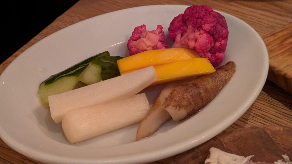 YONAYONABEERWORKS神田店の季節野菜のエール漬けピクルス