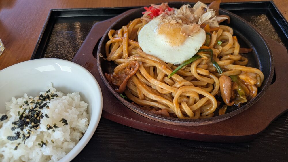 広陵カントリークラブのホルモンやきそば