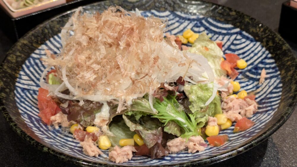 海の達磨魚心新橋店の鮪オイル漬けサラダ